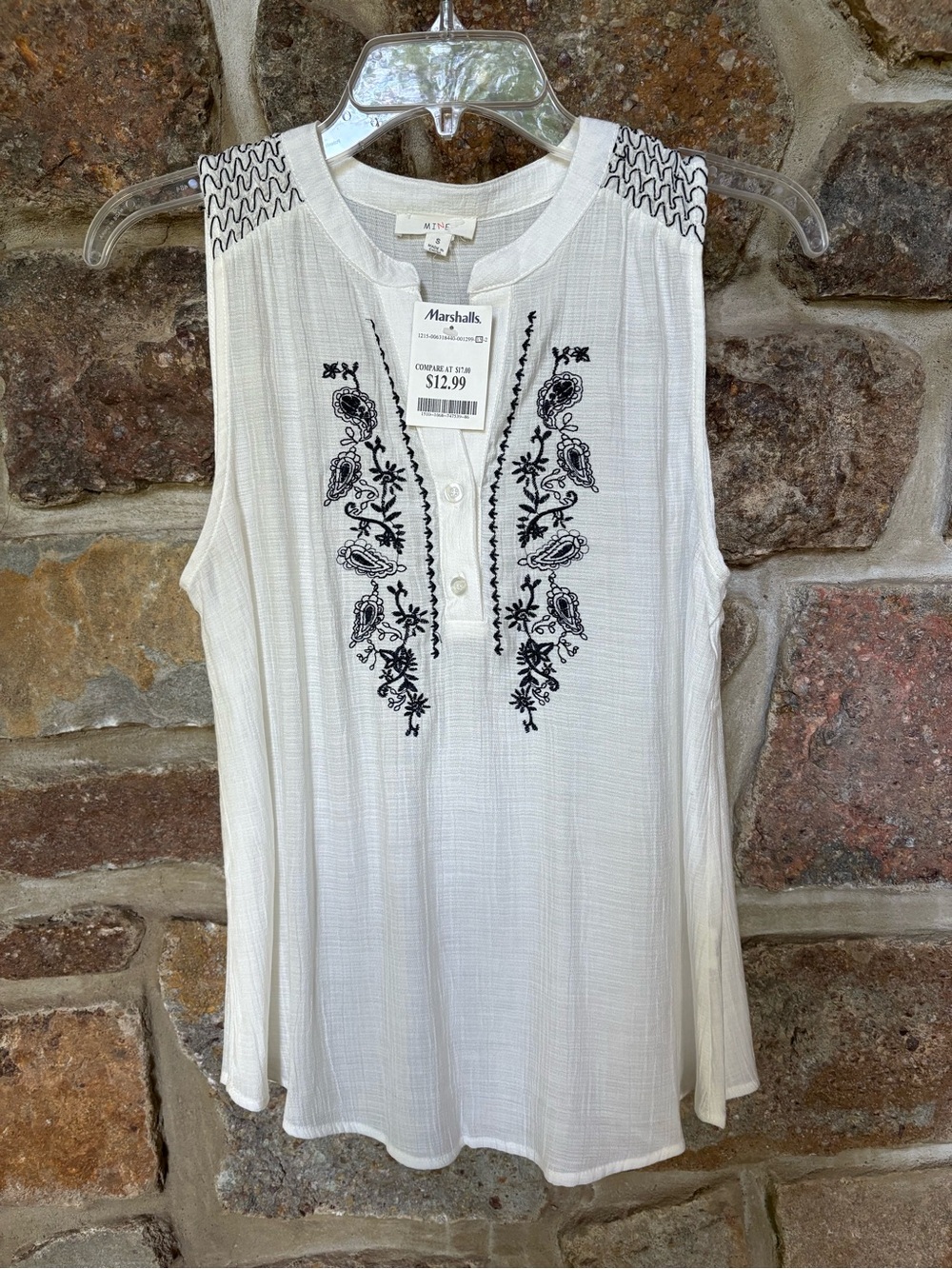 MINE WOMEN’S SLEEVELESS BLOUSE WITH EMBROIDERED DESIGN.